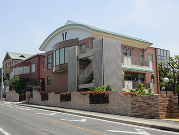 本館北西側外観)